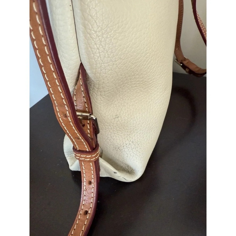 Dooney‎ And Bourke Beige Leather Shoulder Handbag Hobo Purse Red Lining Key Hold
